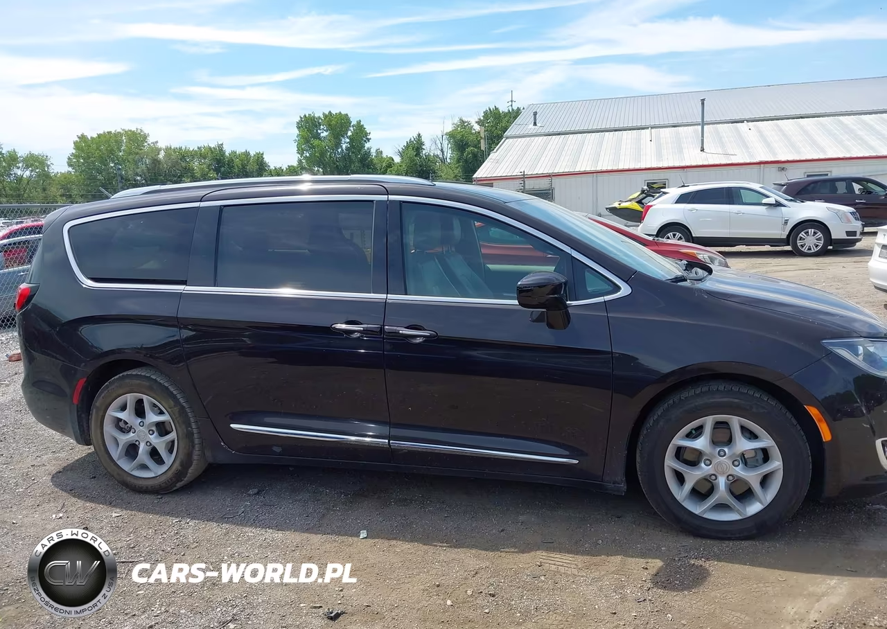 2017 Chrysler Pacifica Touring-L Plus VIN:2C4RC1EG1HR743567 - 13
