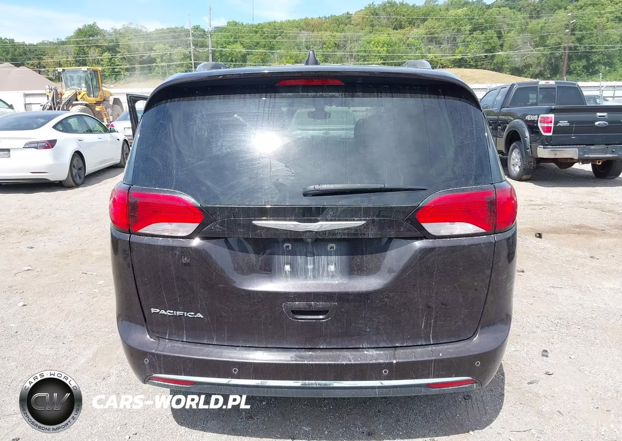 2017 Chrysler Pacifica Touring-L Plus VIN:2C4RC1EG1HR743567 - 16