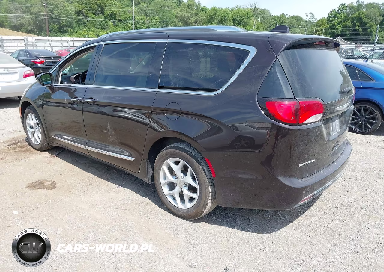 2017 Chrysler Pacifica Touring-L Plus VIN:2C4RC1EG1HR743567 - 3