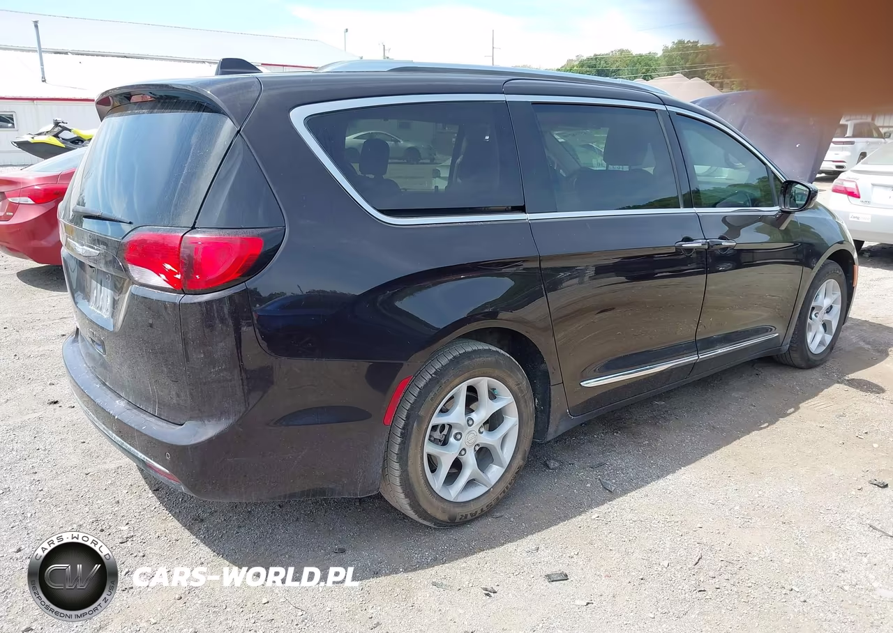 2017 Chrysler Pacifica Touring-L Plus VIN:2C4RC1EG1HR743567 - 4
