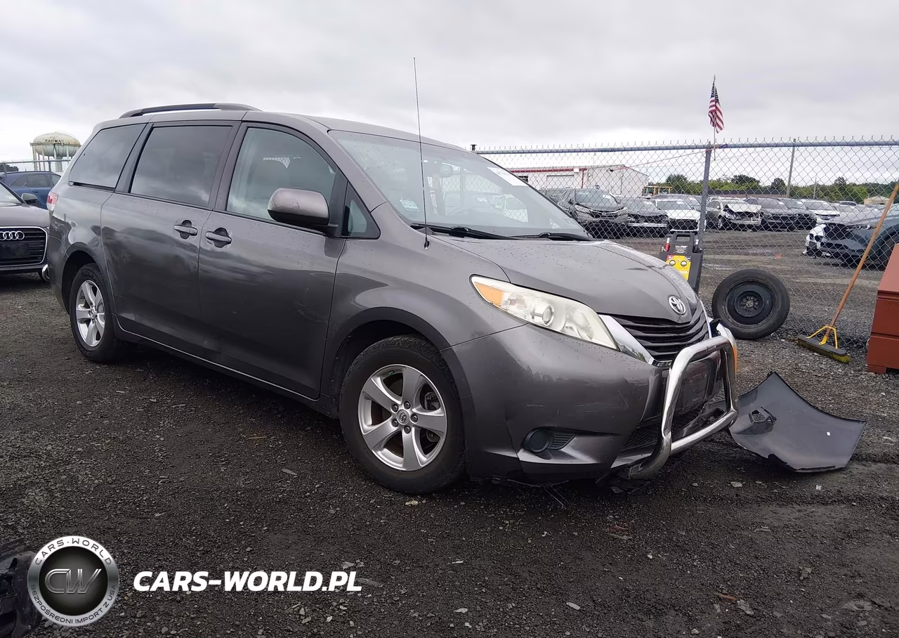 2013 Toyota Sienna Le V6 8 Passenger