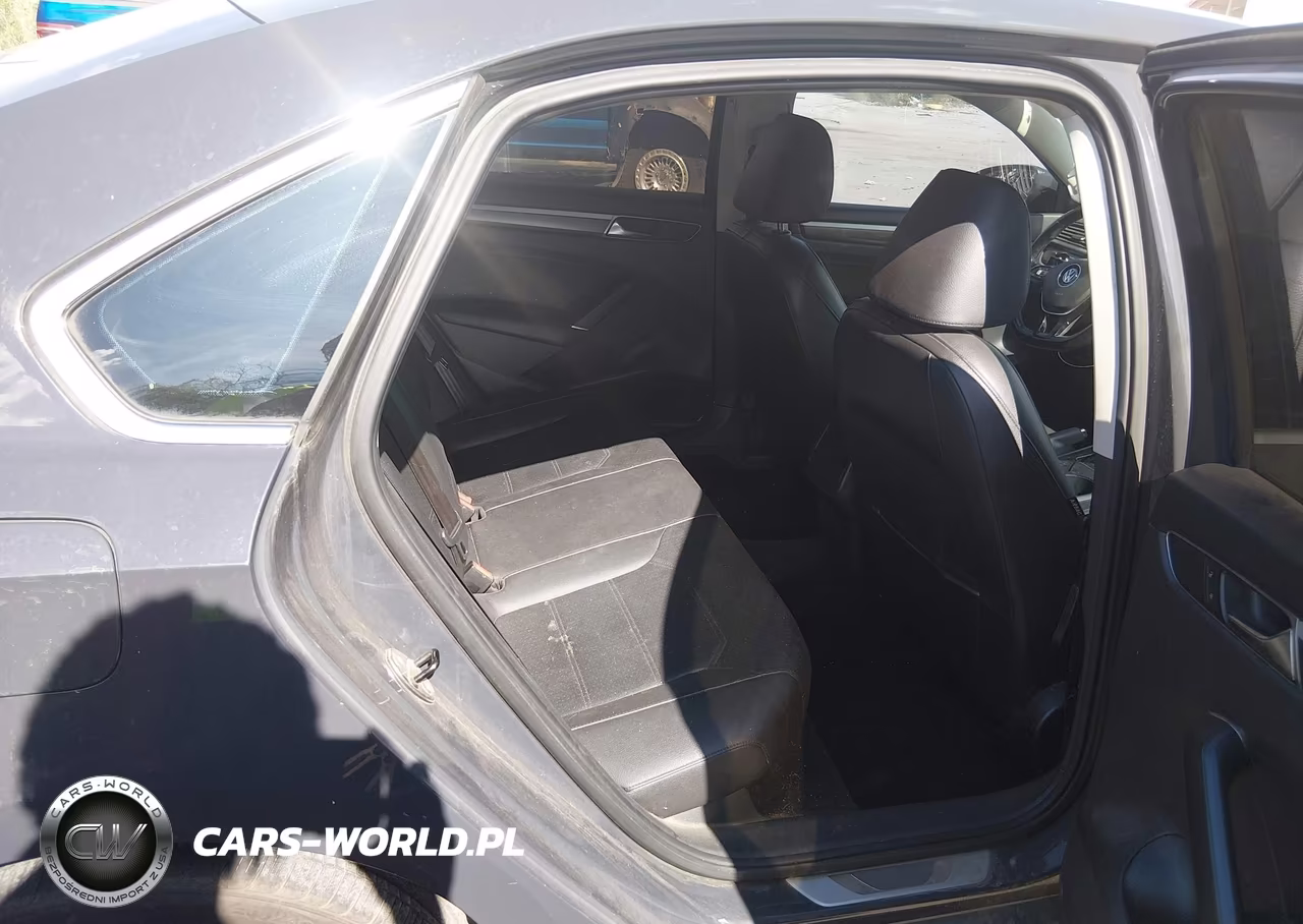 2017 Volkswagen Passat 1.8T R-Line VIN:1VWDT7A3XHC027417 - 8
