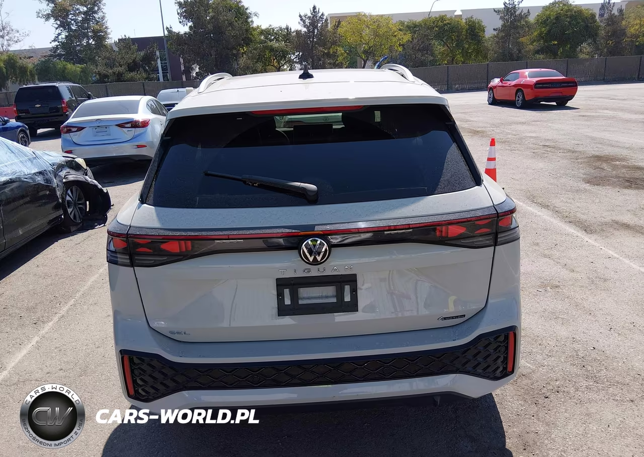 2025 Volkswagen Tiguan 2.0T Sel R-Line VIN:3VVLR7RM8SM040149 - 16