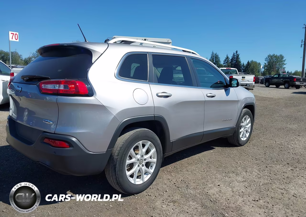 2018 Jeep Cherokee Latitude 4X4 VIN:1C4PJMCB0JD528602 - 4