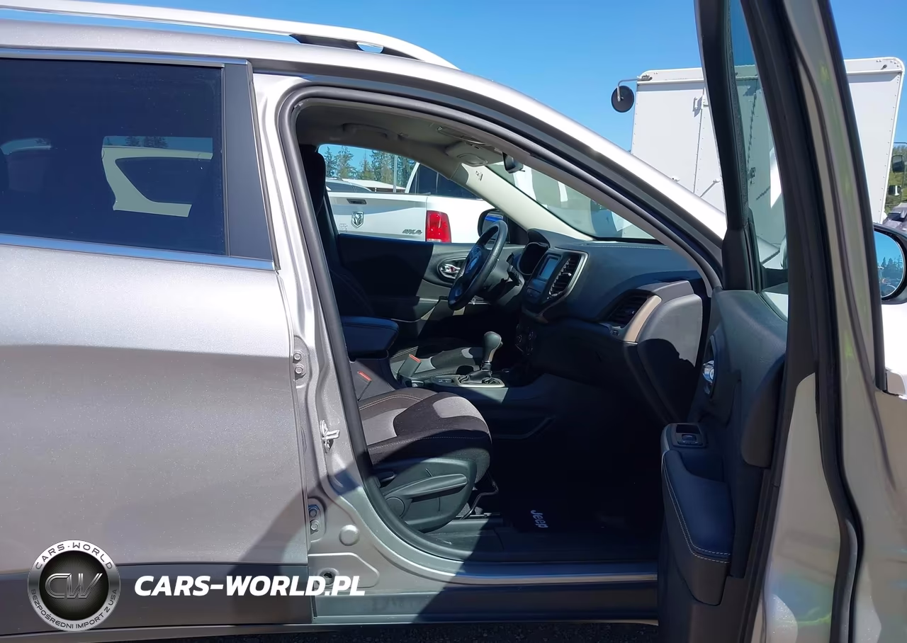 2018 Jeep Cherokee Latitude 4X4 VIN:1C4PJMCB0JD528602 - 5