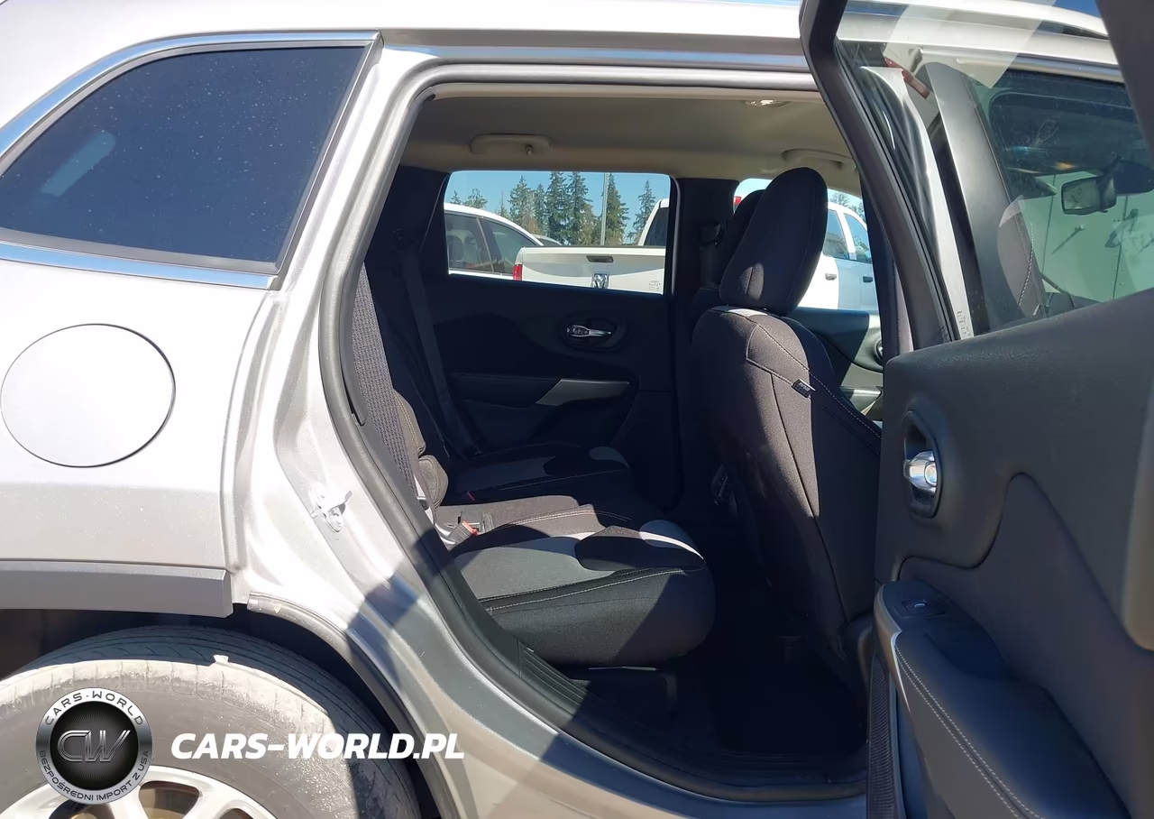 2018 Jeep Cherokee Latitude 4X4 VIN:1C4PJMCB0JD528602 - 8