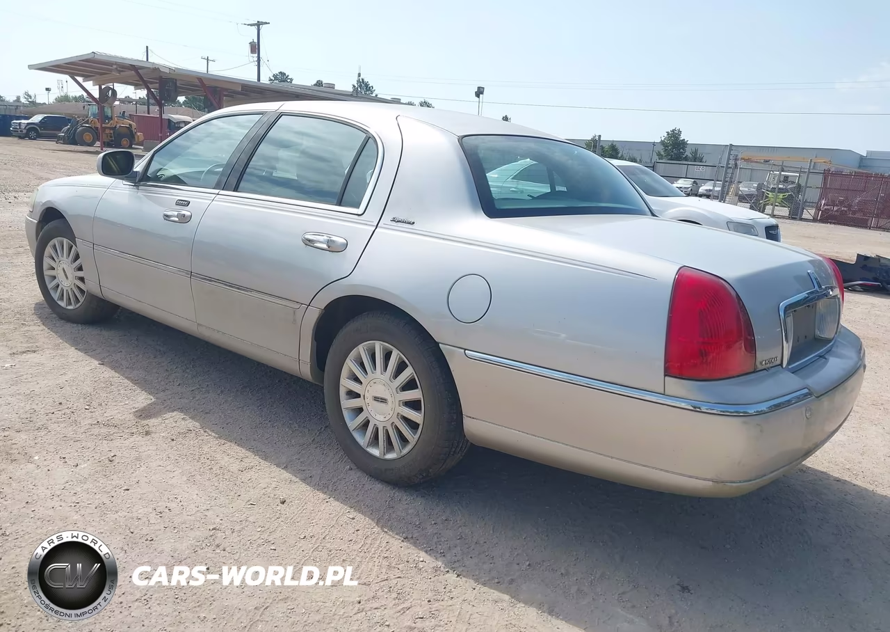 2004 Lincoln Town Car Signature VIN:1LNHM81W44Y658254 - 3
