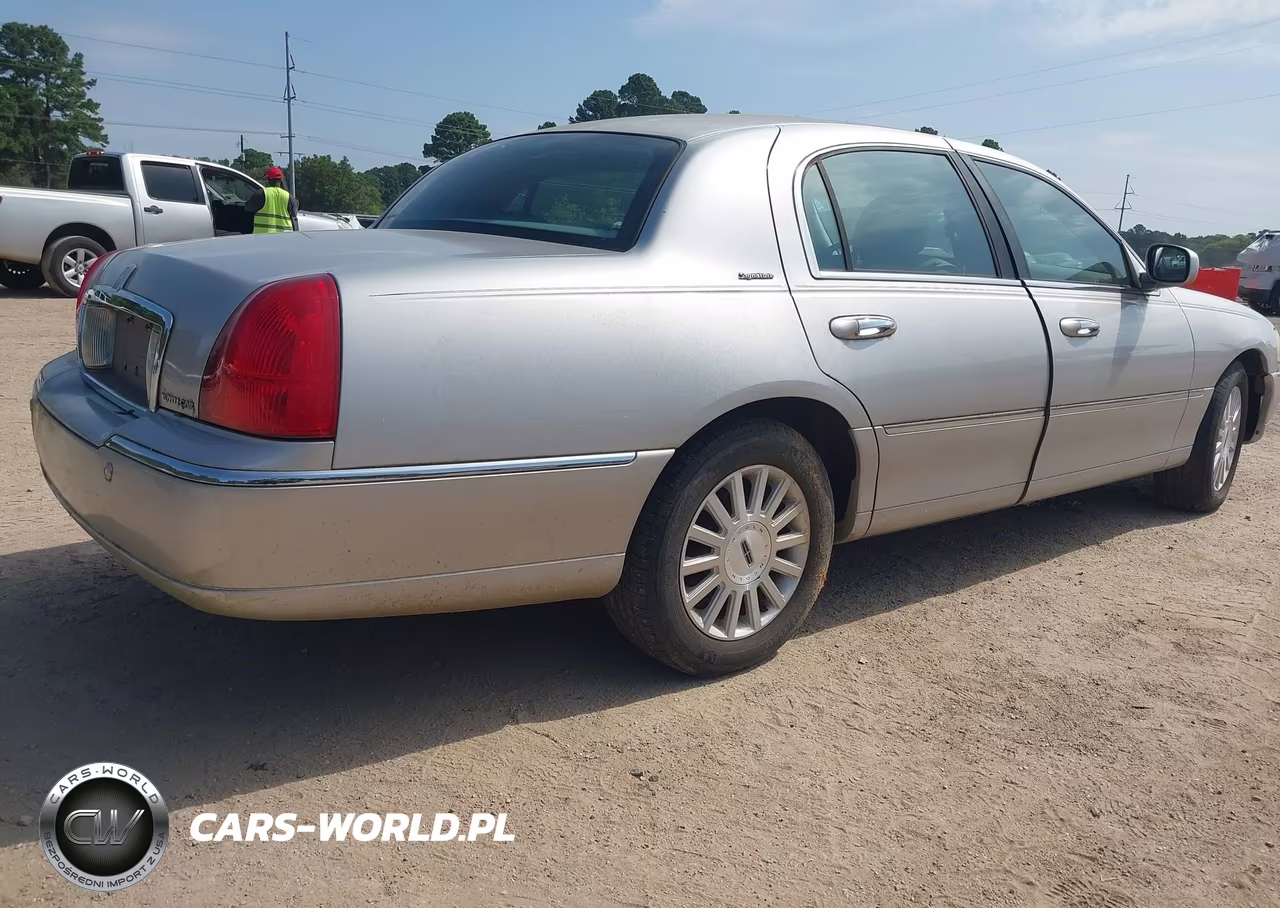 2004 Lincoln Town Car Signature VIN:1LNHM81W44Y658254 - 4