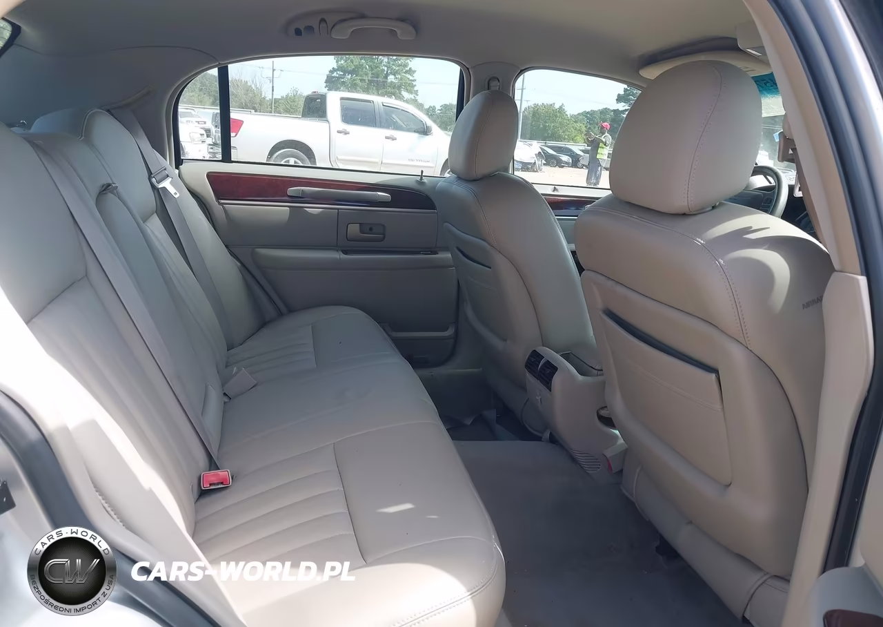 2004 Lincoln Town Car Signature VIN:1LNHM81W44Y658254 - 8