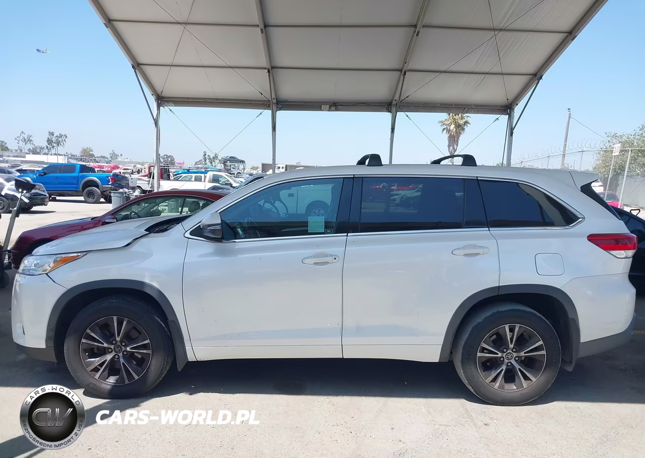 2018 Toyota Highlander Le VIN:5TDZARFH4JS034768 - 18