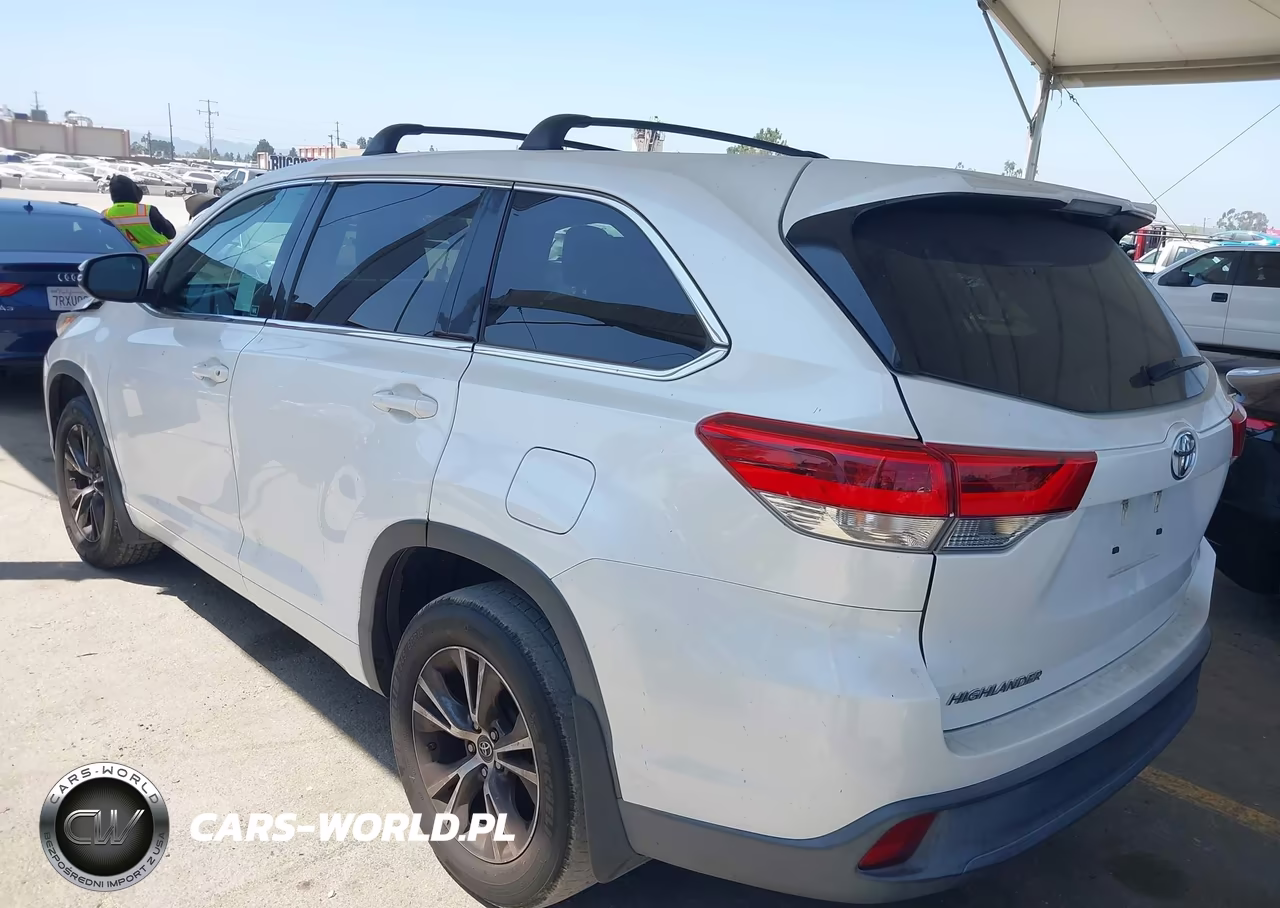 2018 Toyota Highlander Le VIN:5TDZARFH4JS034768 - 3