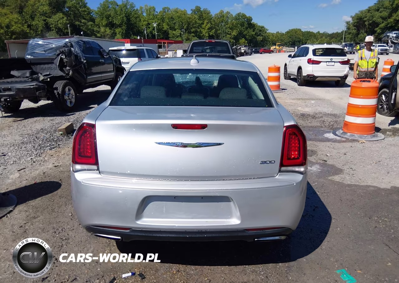 2019 Chrysler 300 Touring VIN:2C3CCAAG7KH727239 - 16