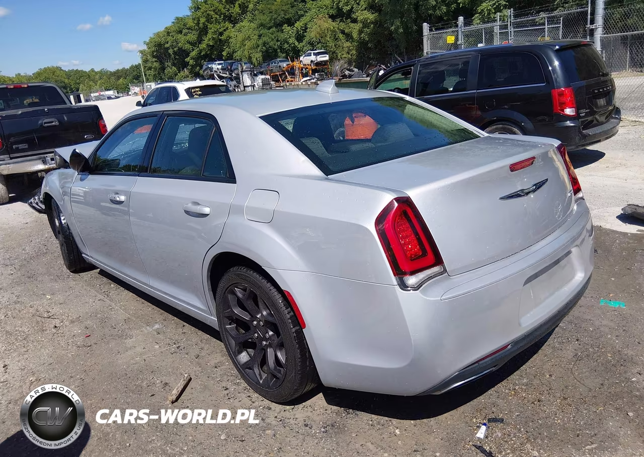 2019 Chrysler 300 Touring VIN:2C3CCAAG7KH727239 - 3