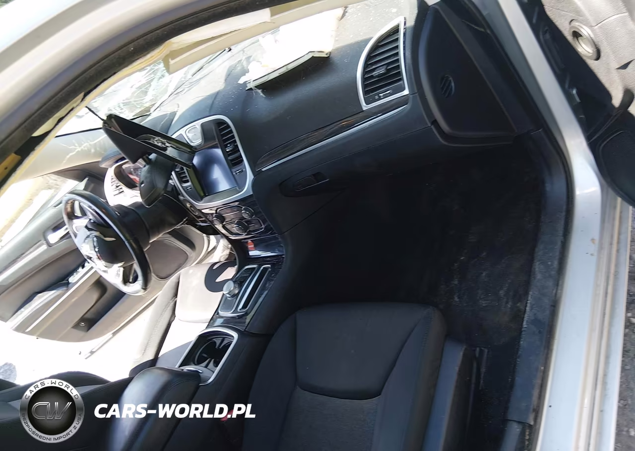2019 Chrysler 300 Touring VIN:2C3CCAAG7KH727239 - 5