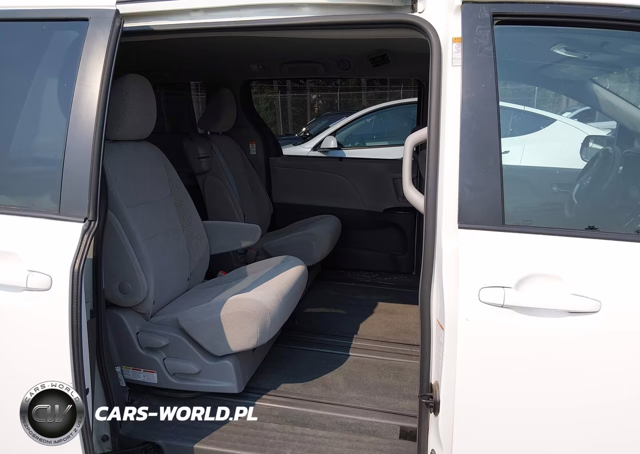 2018 Toyota Sienna Le 8-Passenger VIN:5TDKZ3DCXJS947338 - 19