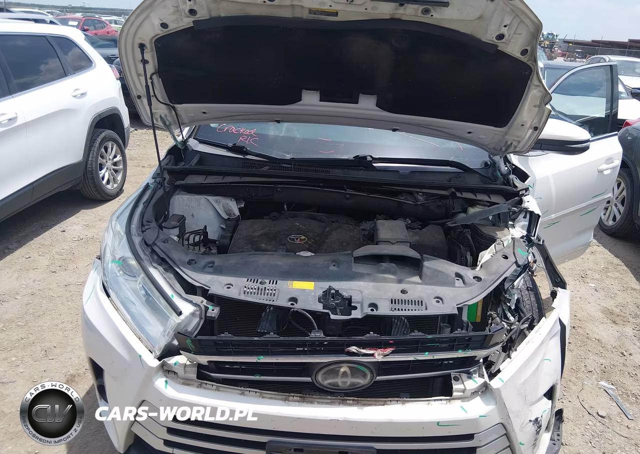 2018 Toyota Highlander Le VIN:5TDZZRFH3JS261961 - 10
