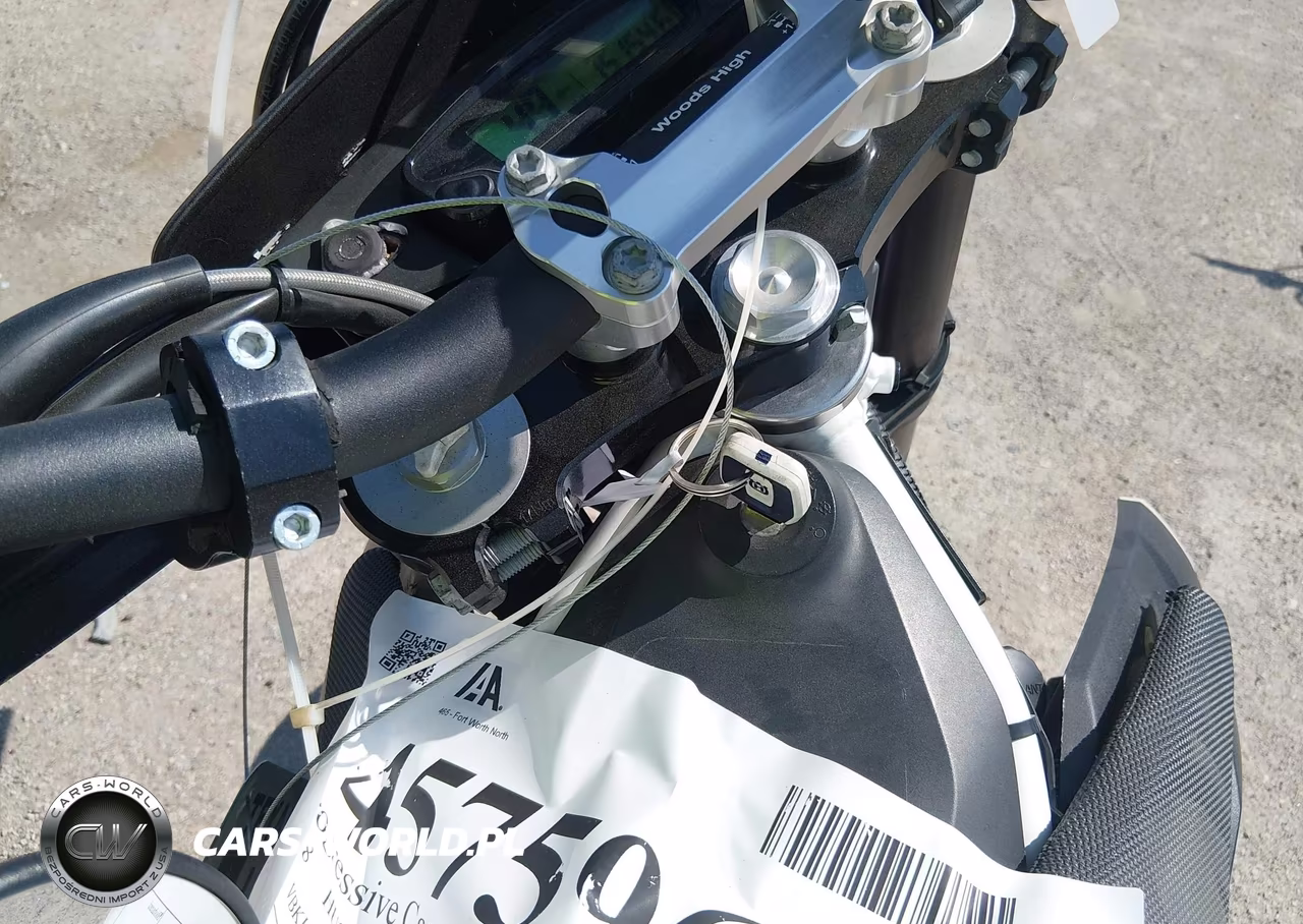 2018 Husqvarna Supermoto 701 VIN:VBKUSV409JM714849 - 11