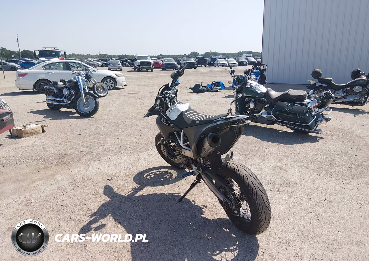 2018 Husqvarna Supermoto 701 VIN:VBKUSV409JM714849 - 3