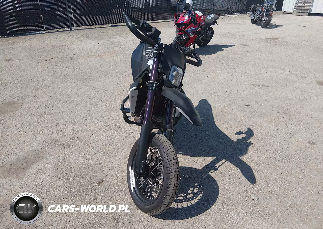 2018 Husqvarna Supermoto 701 VIN:VBKUSV409JM714849 - 5