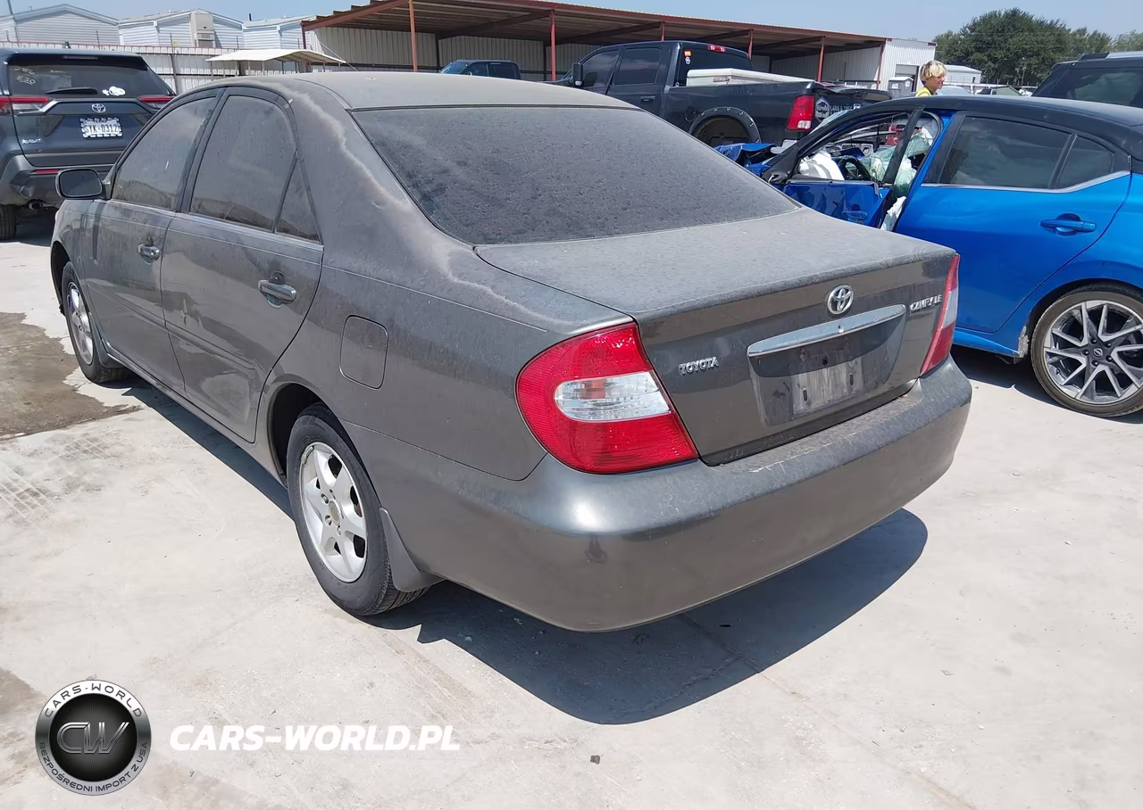 2004 Toyota Camry Le VIN:JTDBE32K640245871 - 3