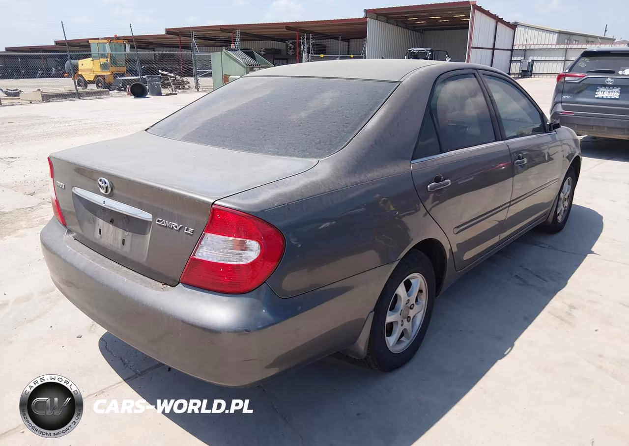 2004 Toyota Camry Le VIN:JTDBE32K640245871 - 4