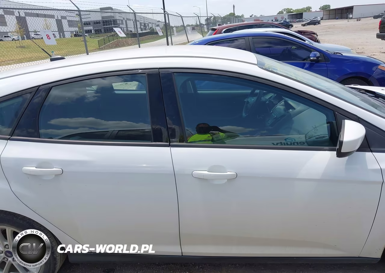 2018 Ford Focus Se VIN:1FADP3K26JL326954 - 13