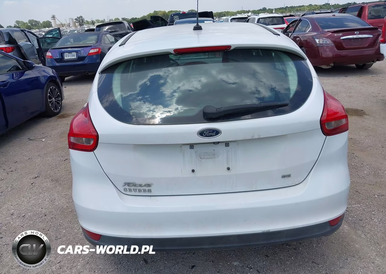 2018 Ford Focus Se VIN:1FADP3K26JL326954 - 16