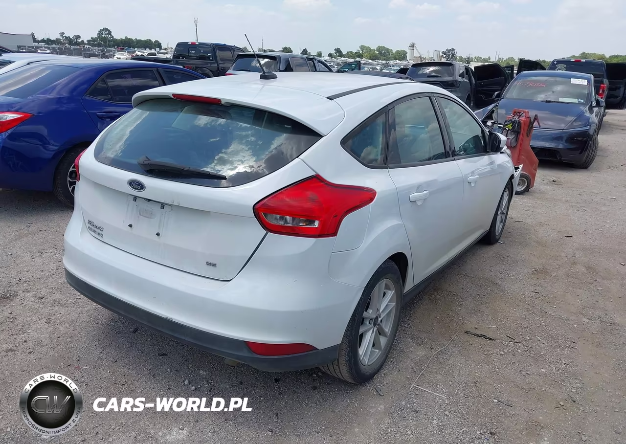 2018 Ford Focus Se VIN:1FADP3K26JL326954 - 4