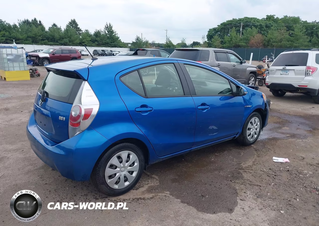 2014 Toyota Prius C Two VIN:JTDKDTB31E1567857 - 4