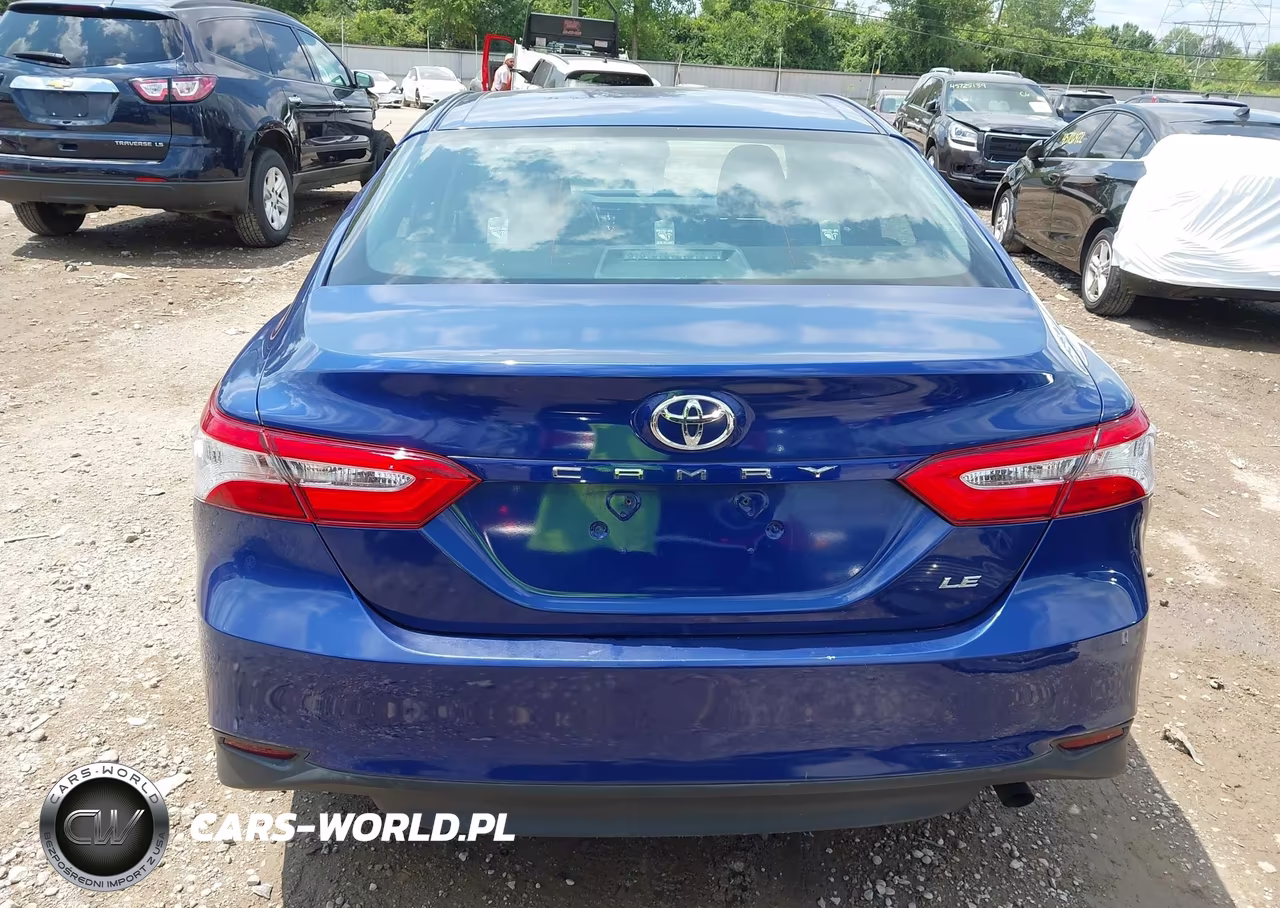 2018 Toyota Camry Le VIN:4T1B11HK7JU627589 - 17