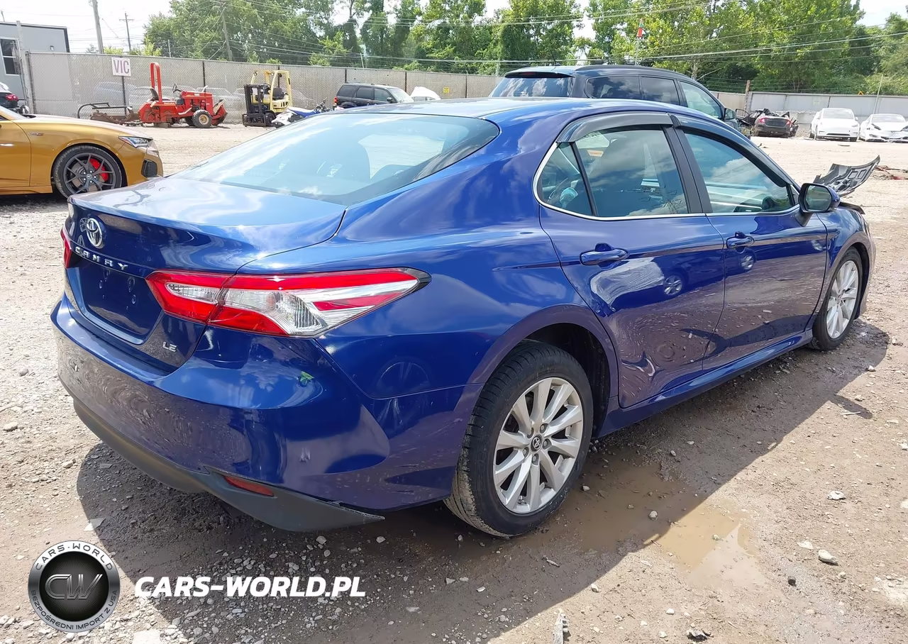 2018 Toyota Camry Le VIN:4T1B11HK7JU627589 - 4