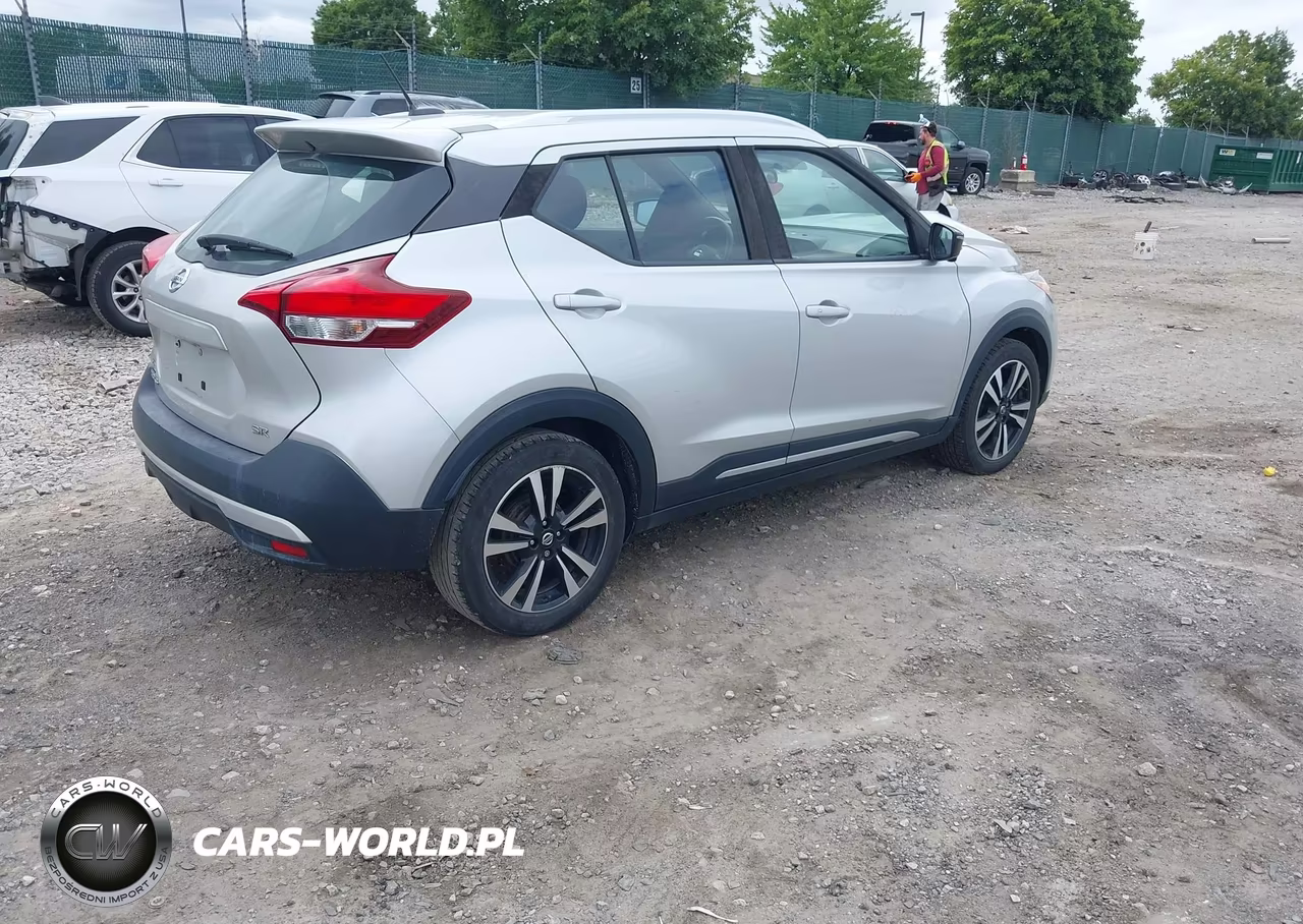 2018 Nissan Kicks Sr VIN:3N1CP5CU0JL525250 - 4