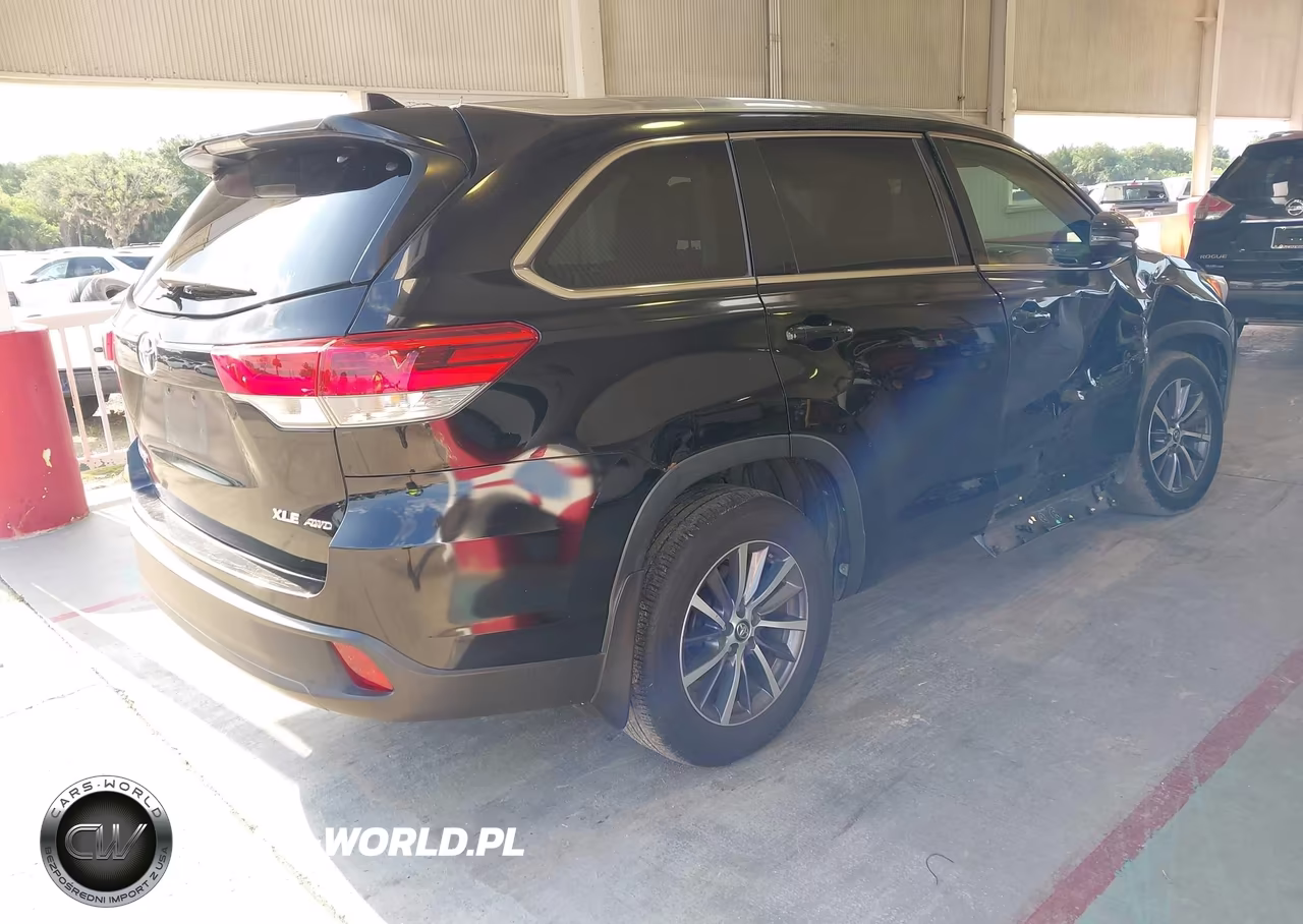 2018 Toyota Highlander Xle VIN:5TDJZRFH2JS830019 - 4