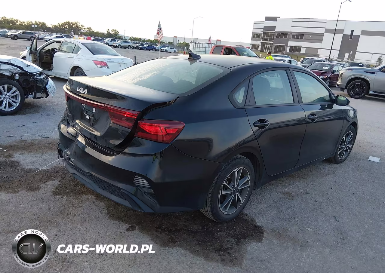 2022 Kia Forte Lxs VIN:3KPF24AD4NE442162 - 4