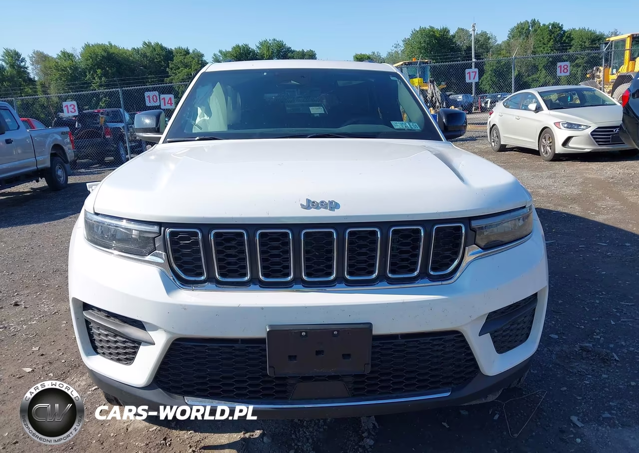2025 Jeep Grand Cherokee Laredo 4X4 VIN:1C4RJHAG0S8738948 - 13
