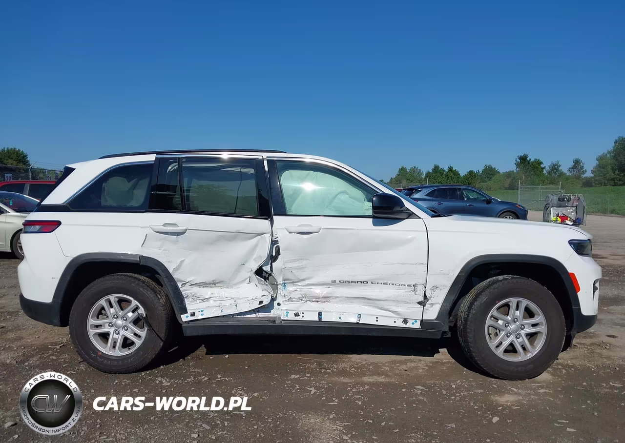 2025 Jeep Grand Cherokee Laredo 4X4 VIN:1C4RJHAG0S8738948 - 14