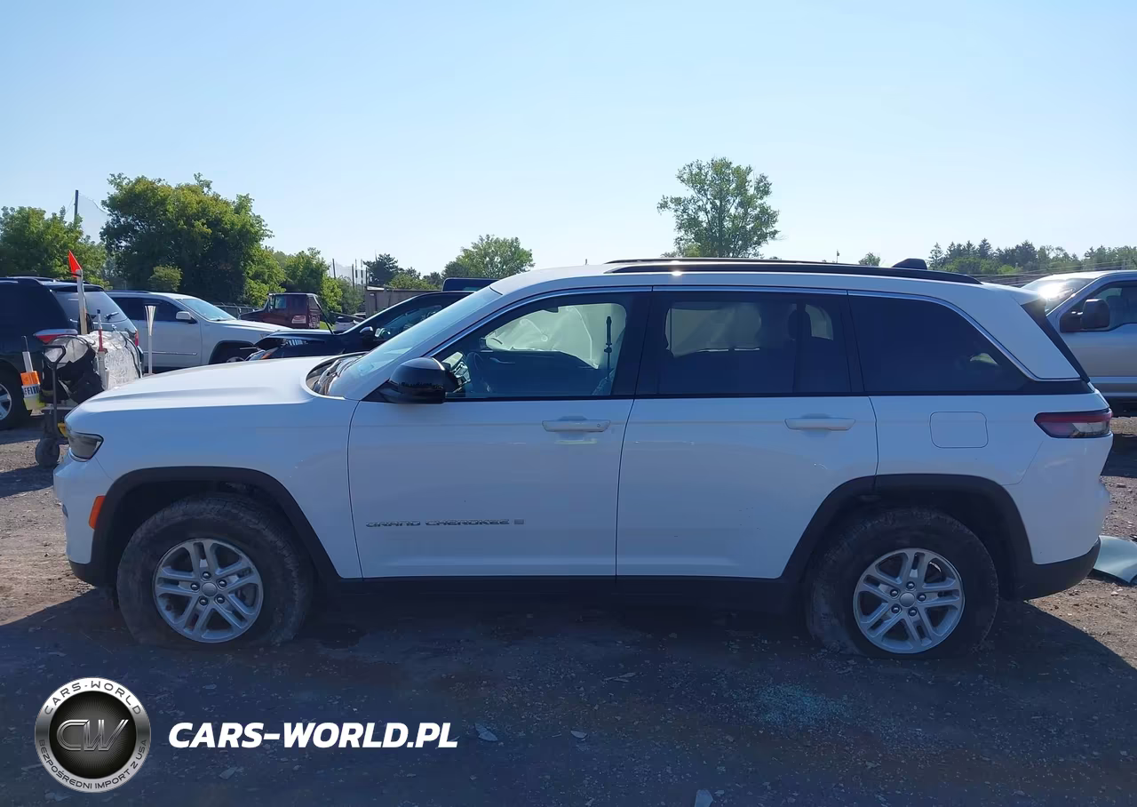 2025 Jeep Grand Cherokee Laredo 4X4 VIN:1C4RJHAG0S8738948 - 15
