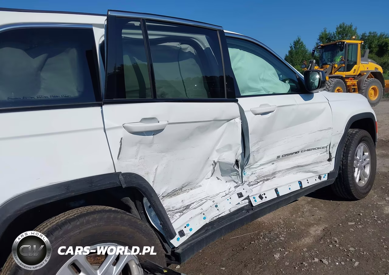 2025 Jeep Grand Cherokee Laredo 4X4 VIN:1C4RJHAG0S8738948 - 18