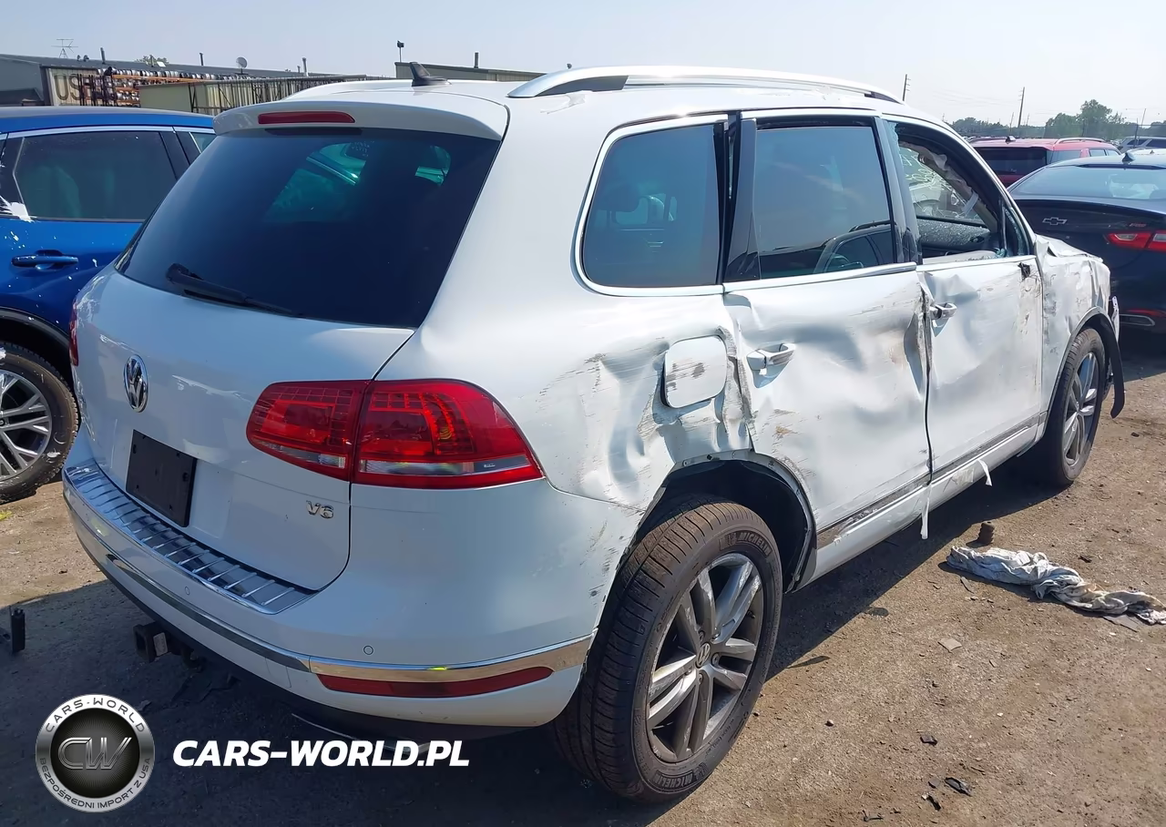 2015 Volkswagen Touareg V6 Lux VIN:WVGEF9BP7FD008225 - 4