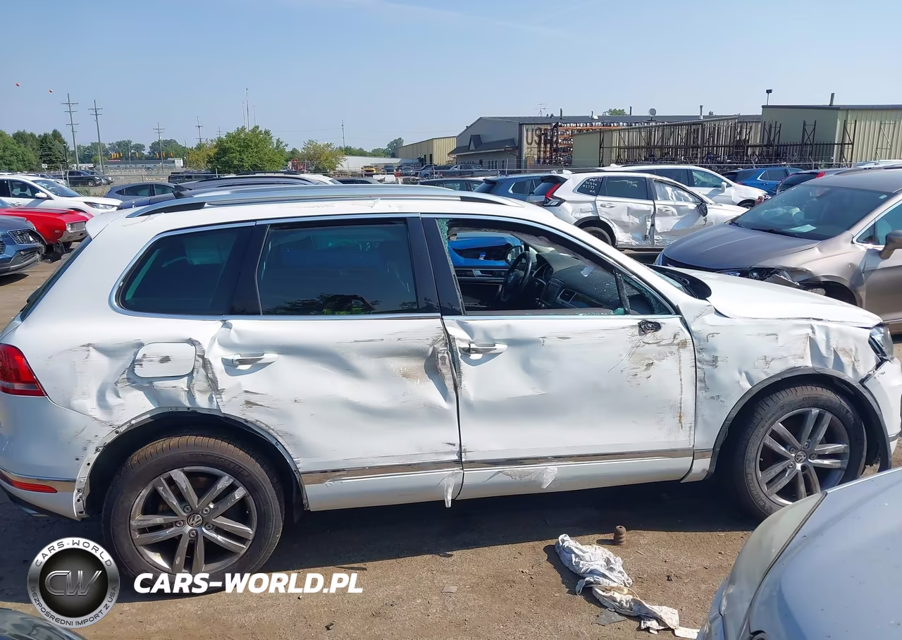 2015 Volkswagen Touareg V6 Lux VIN:WVGEF9BP7FD008225 - 6