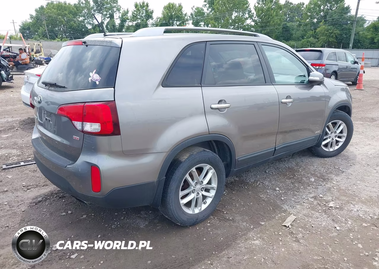 2015 Kia Sorento Lx VIN:5XYKTCA66FG606247 - 4