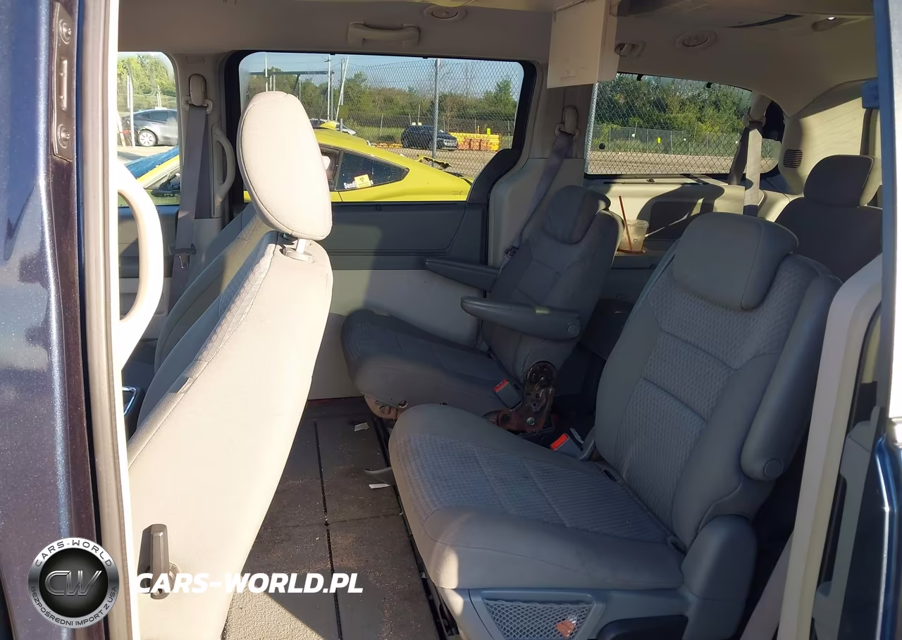 2008 Chrysler Town & Country Touring VIN:2A8HR54P98R676115 - 8