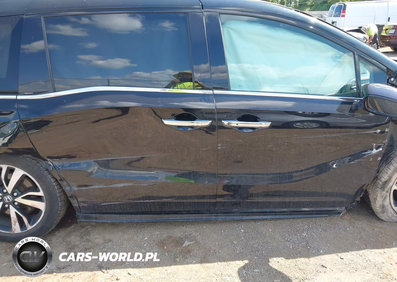 2018 Honda Odyssey Elite VIN:5FNRL6H90JB063946 - 18