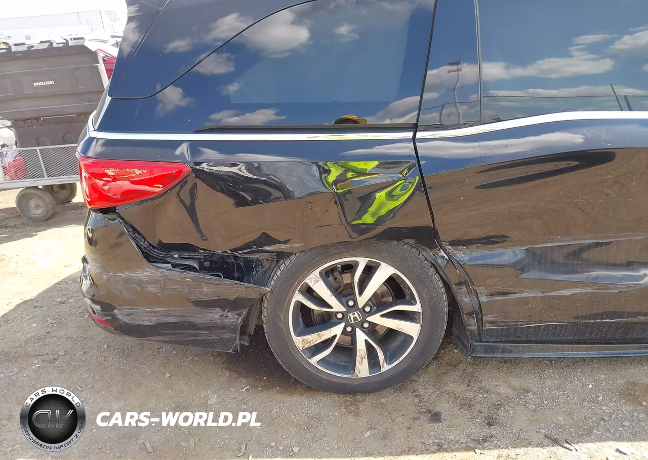 2018 Honda Odyssey Elite VIN:5FNRL6H90JB063946 - 19