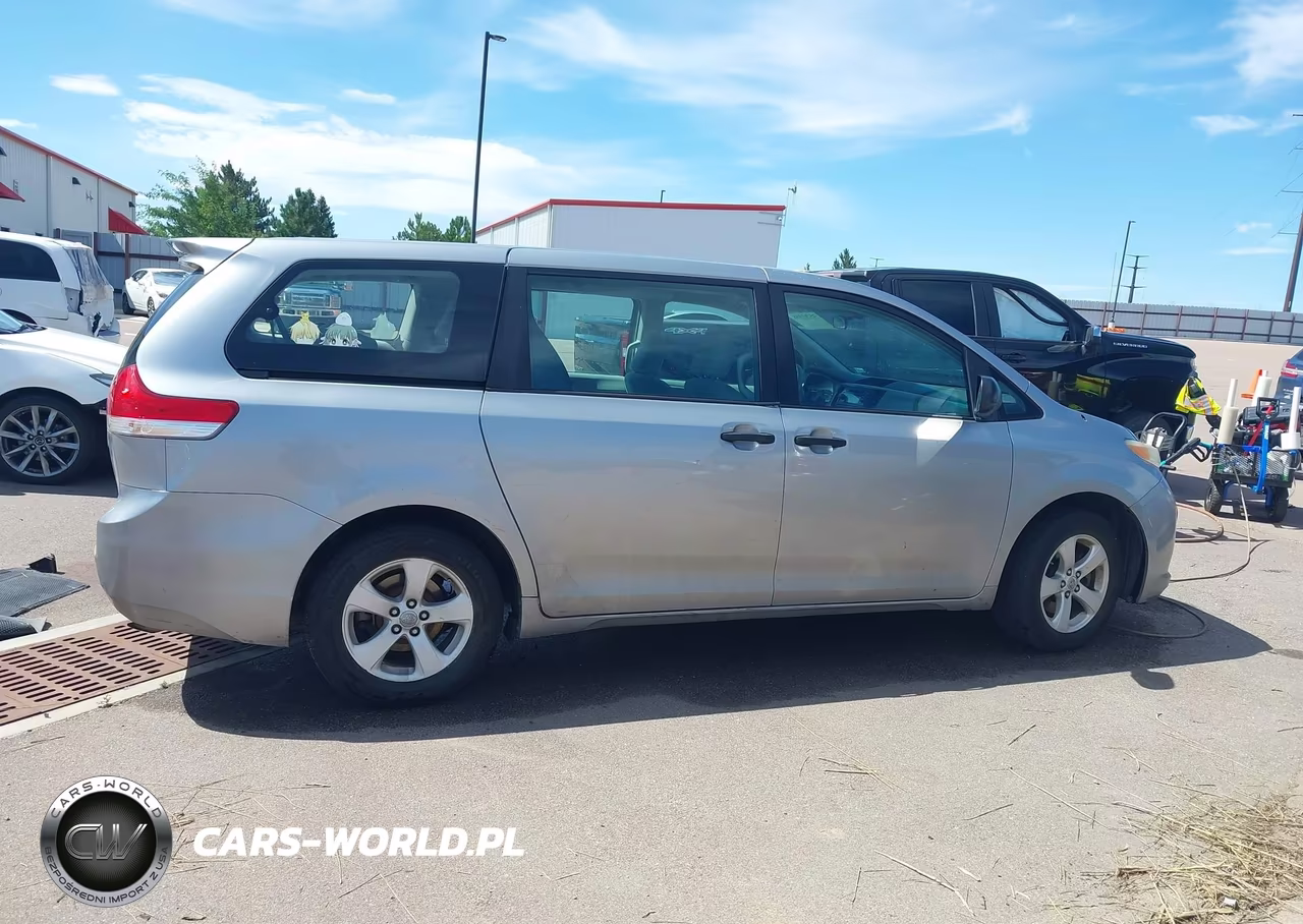 2011 Toyota Sienna VIN:5TDKA3DC3BS003048 - 13