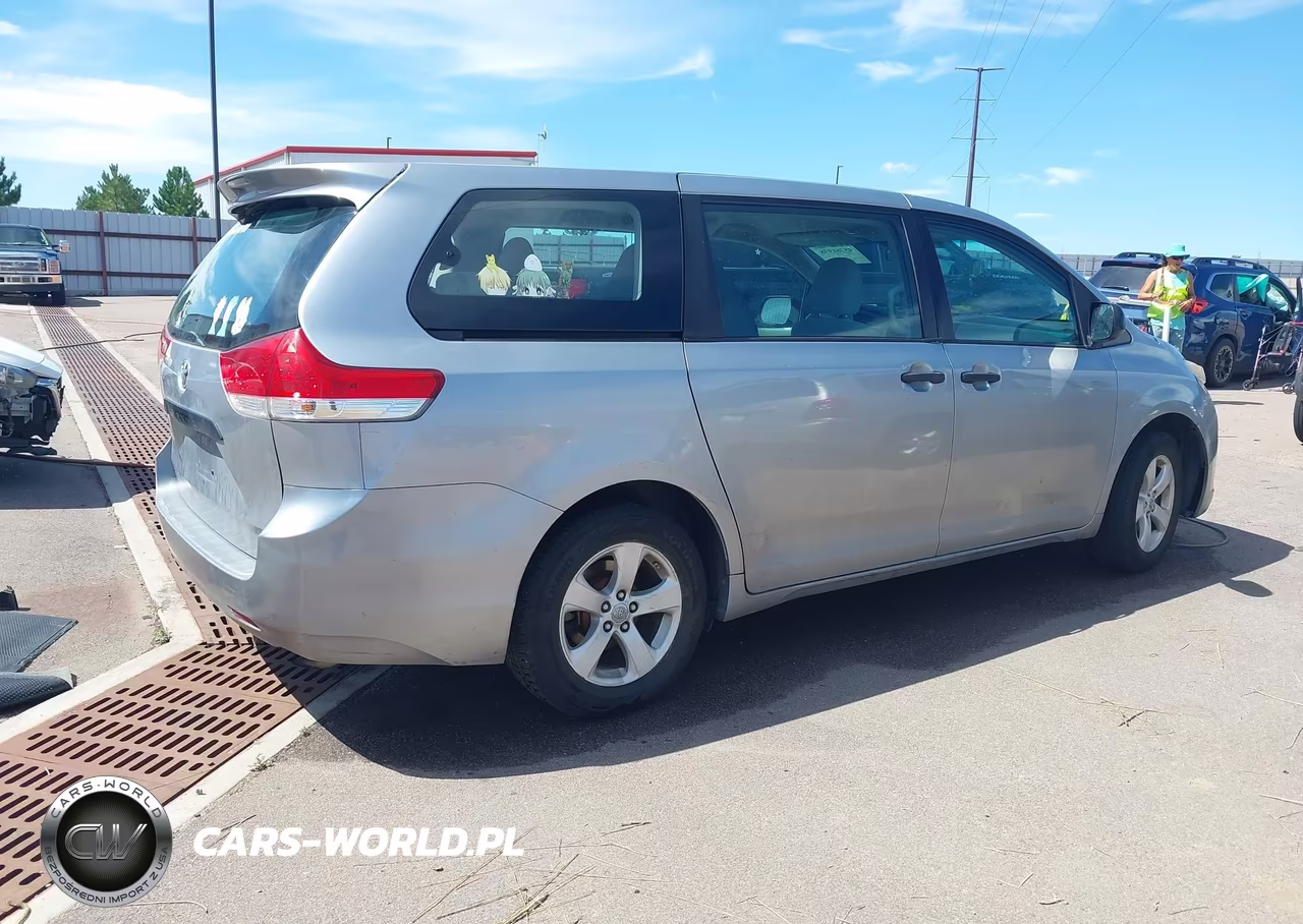 2011 Toyota Sienna VIN:5TDKA3DC3BS003048 - 4
