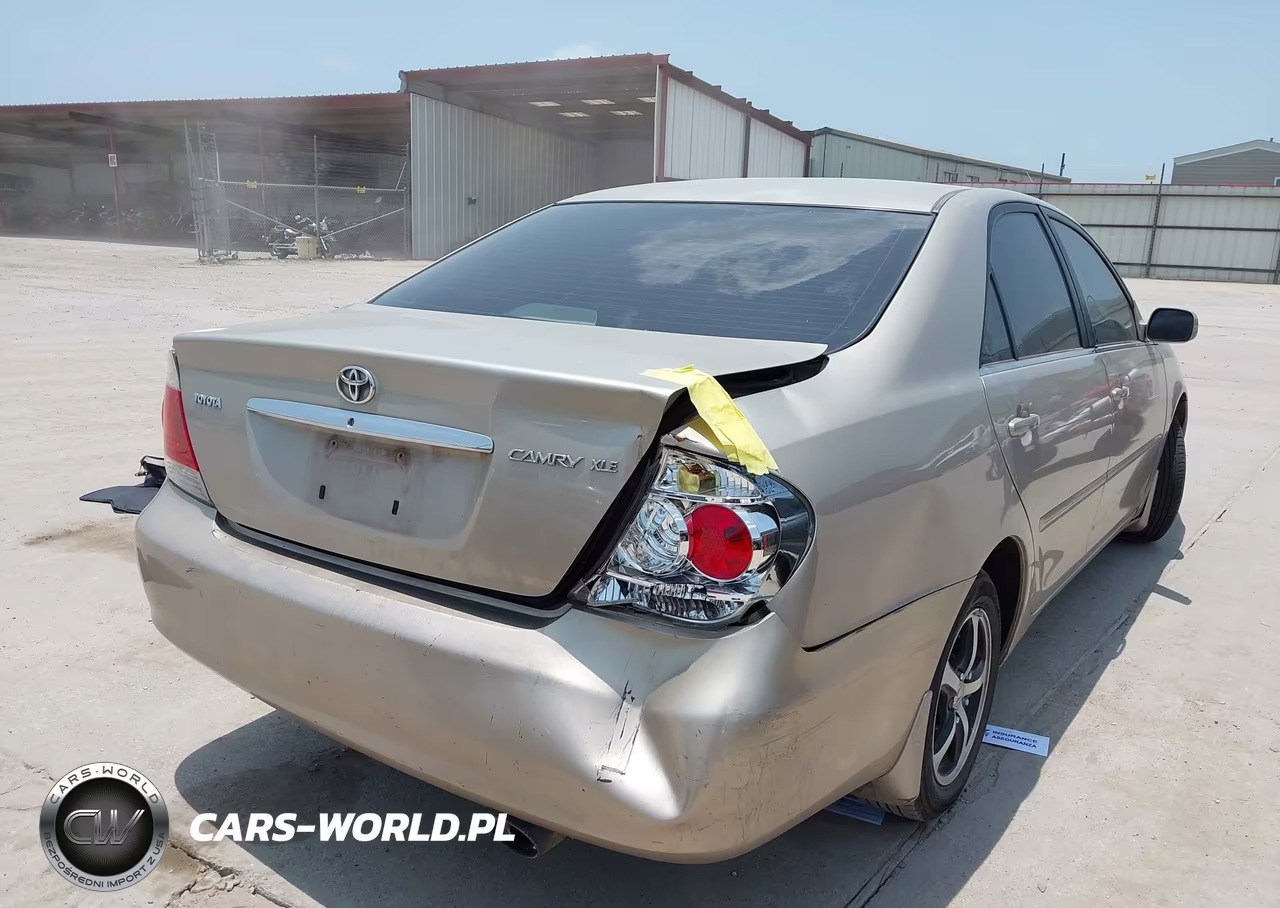 2005 Toyota Camry Xle VIN:4T1BE32K75U972667 - 4