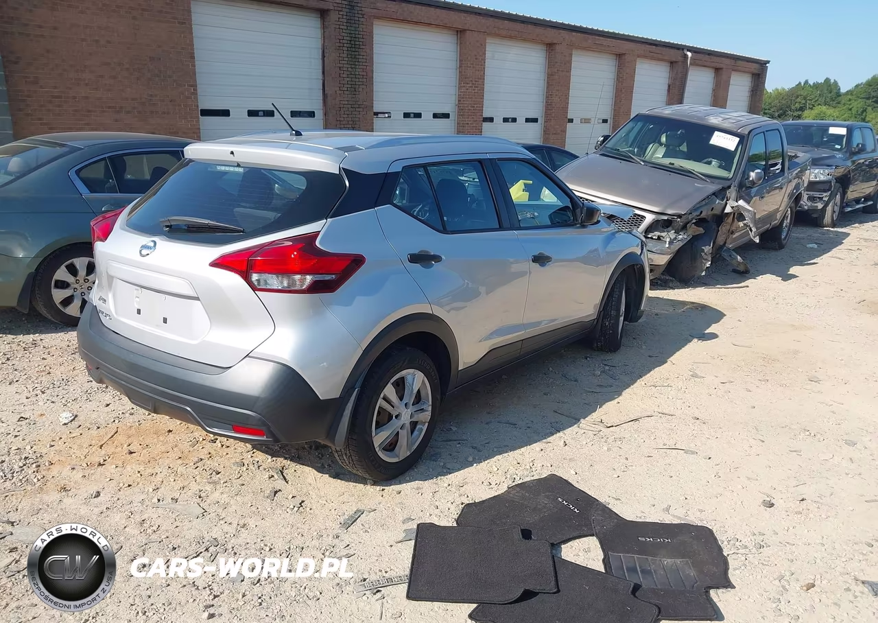 2018 Nissan Kicks S VIN:3N1CP5CU4JL516079 - 4