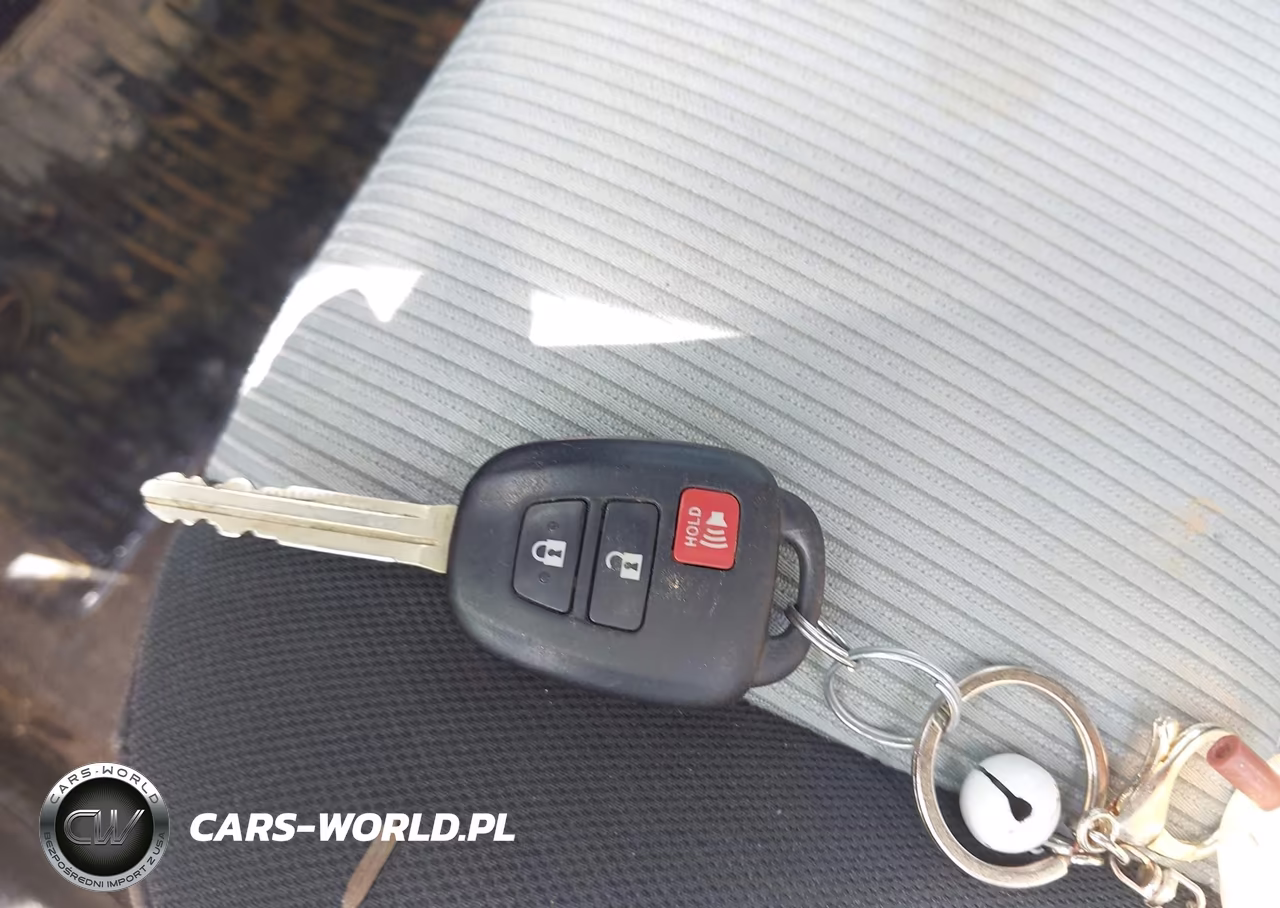 2015 Toyota Prius C Two VIN:JTDKDTB3XF1102592 - 11