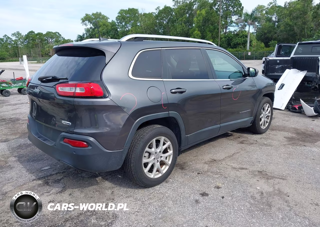 2017 Jeep Cherokee Latitude VIN:1C4PJLCB4HW541667 - 4